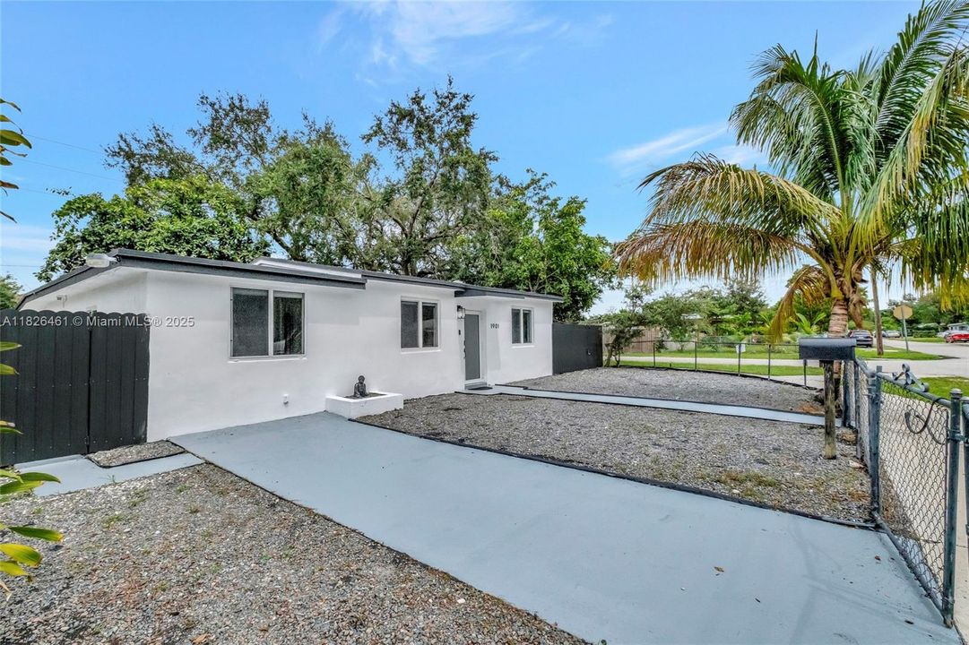 Recently Sold: $515,000 (4 beds, 2 baths, 1209 Square Feet)