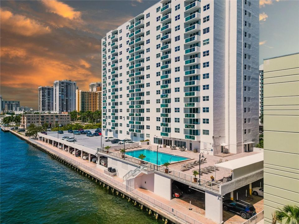 For Sale: $449,900 (2 beds, 2 baths, 1288 Square Feet)