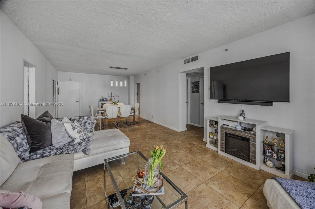 For Sale: $449,900 (2 beds, 2 baths, 1288 Square Feet)