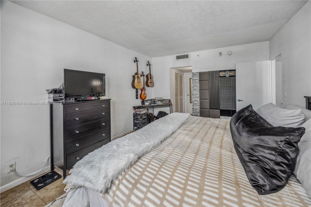 For Sale: $449,900 (2 beds, 2 baths, 1288 Square Feet)