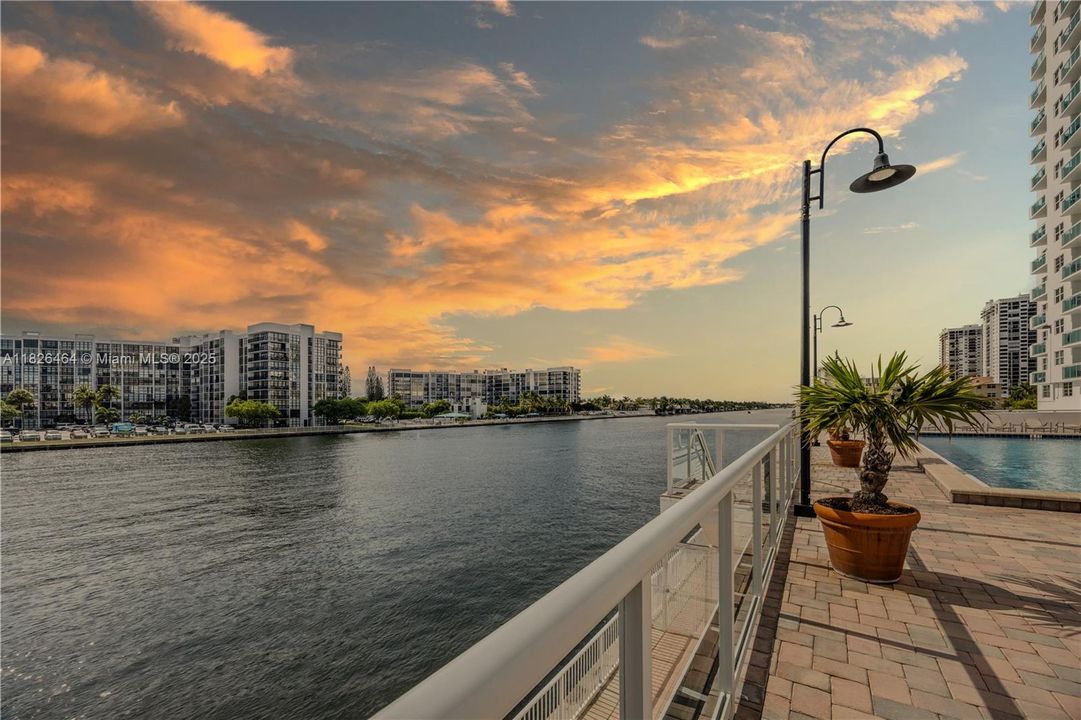 For Sale: $449,900 (2 beds, 2 baths, 1288 Square Feet)