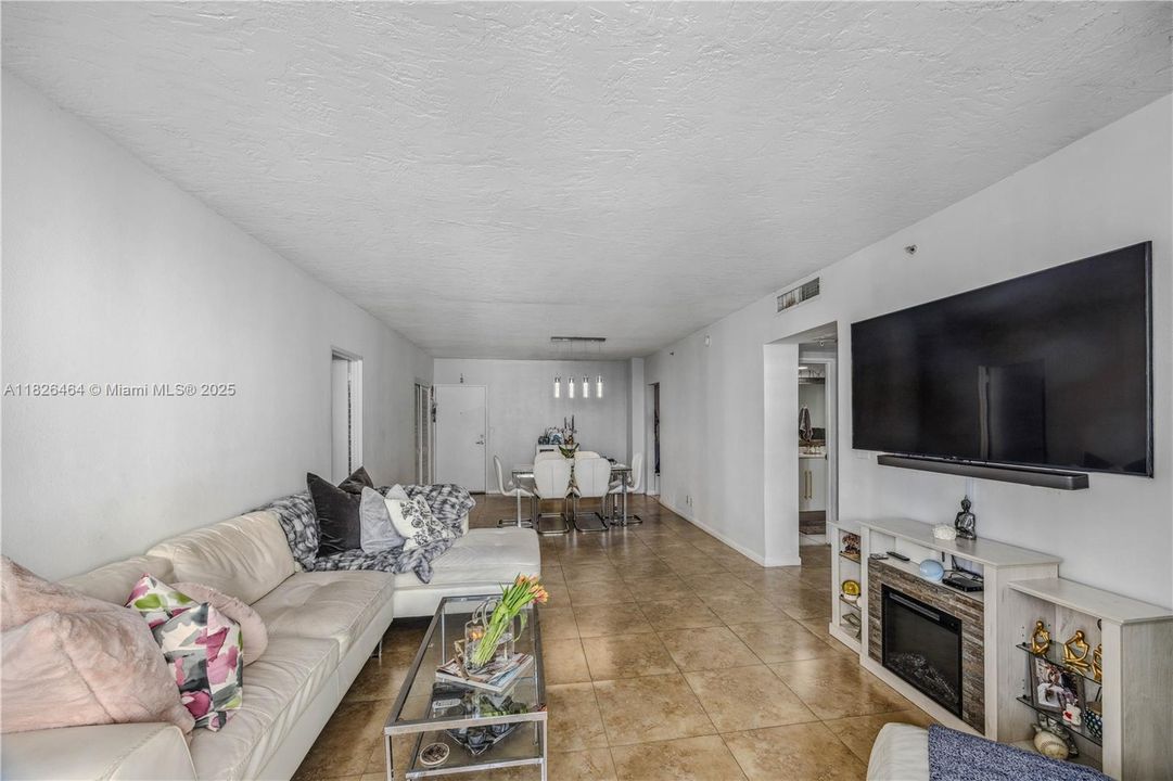 For Sale: $449,900 (2 beds, 2 baths, 1288 Square Feet)