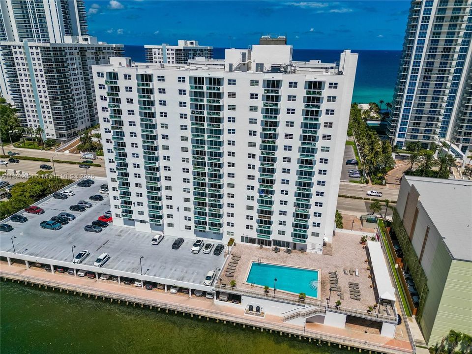 For Sale: $449,900 (2 beds, 2 baths, 1288 Square Feet)