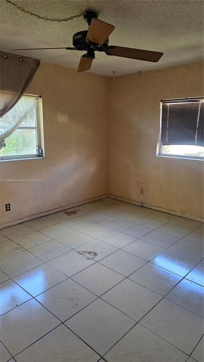 Activo con contrato: $374,900 (3 camas, 2 baños, 1316 Pies cuadrados)