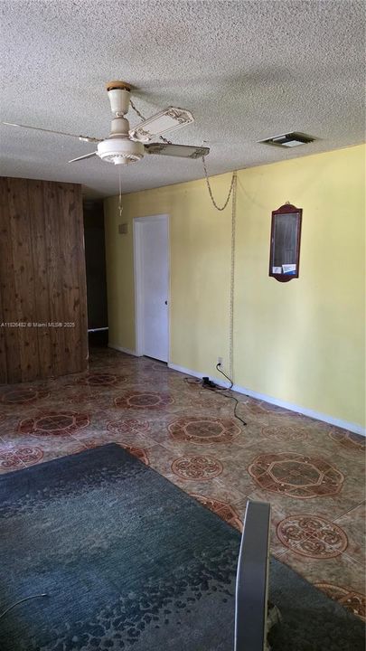 Activo con contrato: $374,900 (3 camas, 2 baños, 1316 Pies cuadrados)