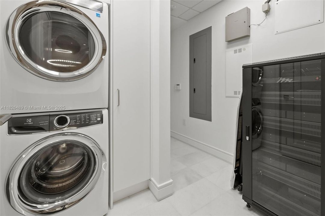 For Sale: $7,999,999 (4 beds, 5 baths, 2987 Square Feet)