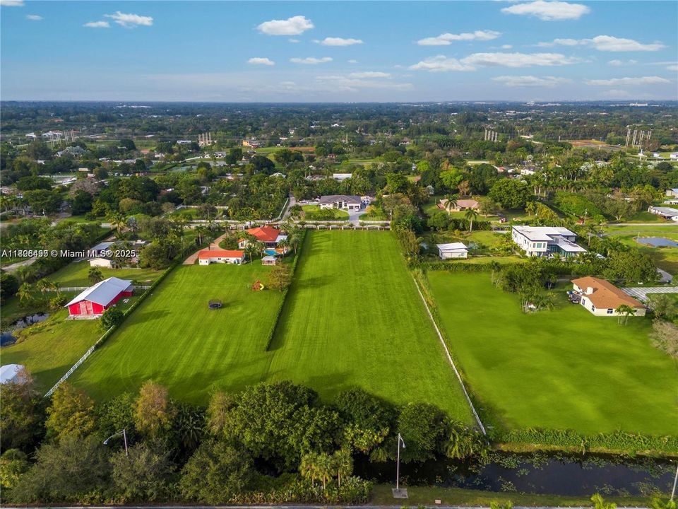 待售: $1,890,000 (2.24 acres)