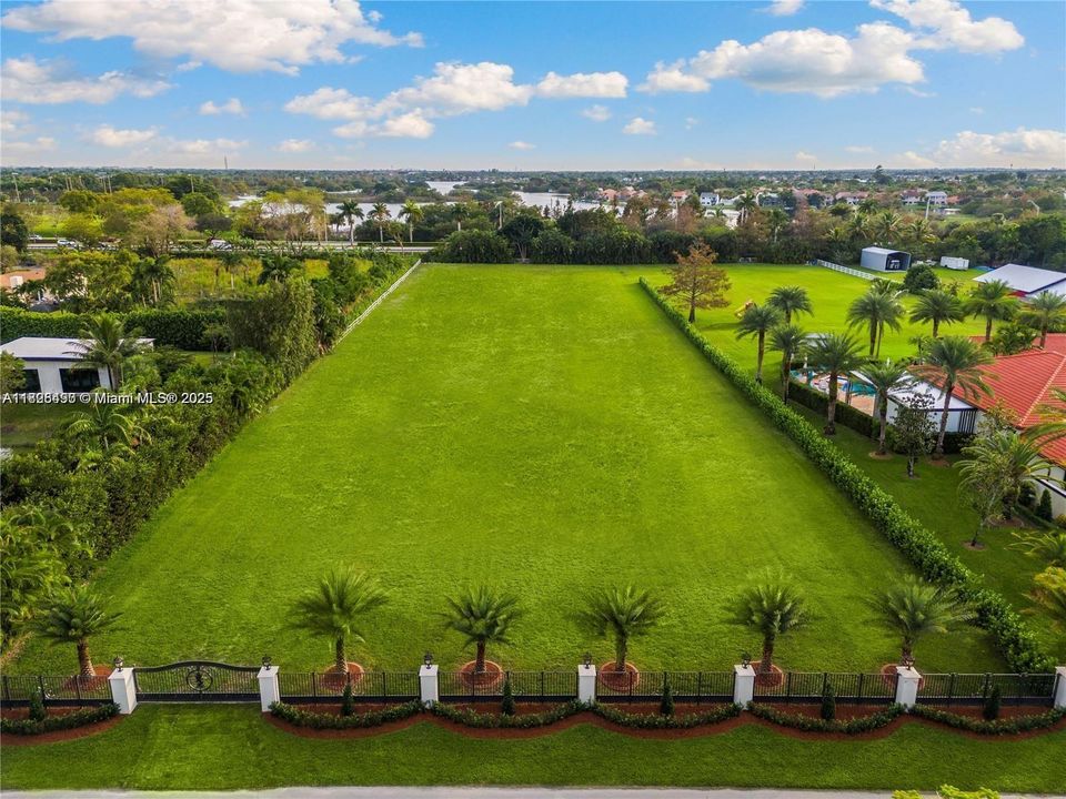 待售: $1,890,000 (2.24 acres)