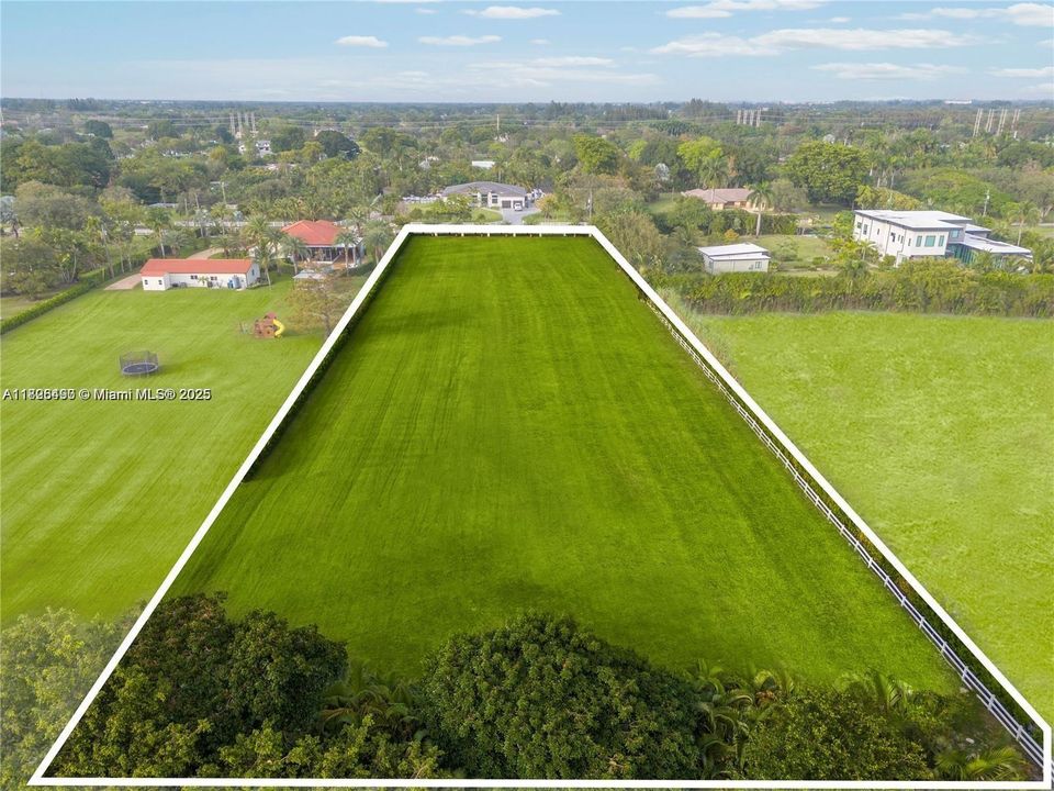 待售: $1,890,000 (2.24 acres)