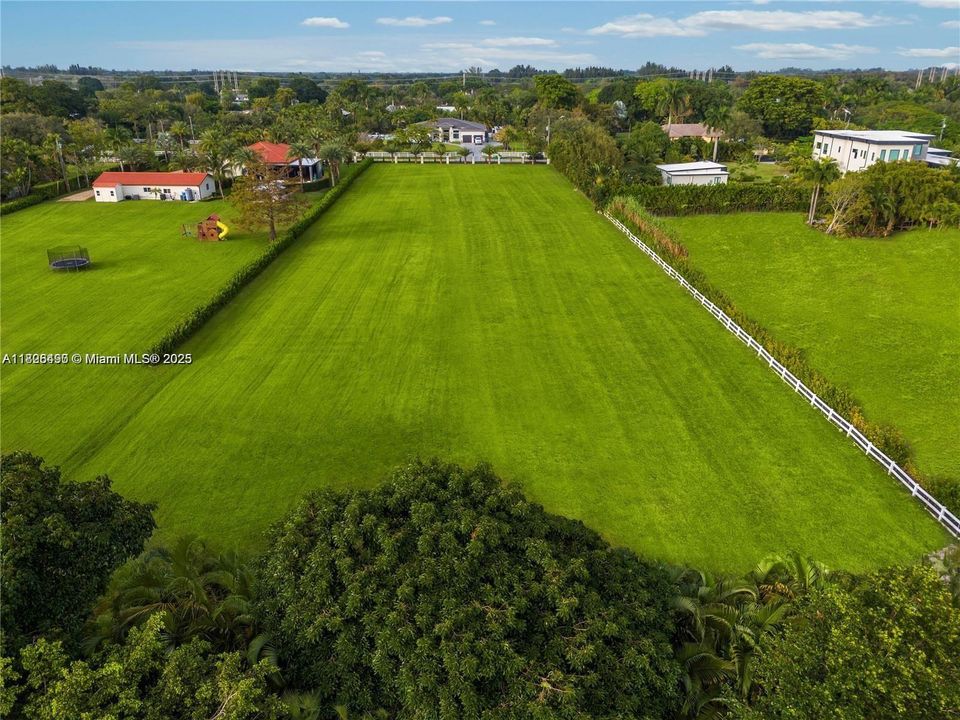 待售: $1,890,000 (2.24 acres)