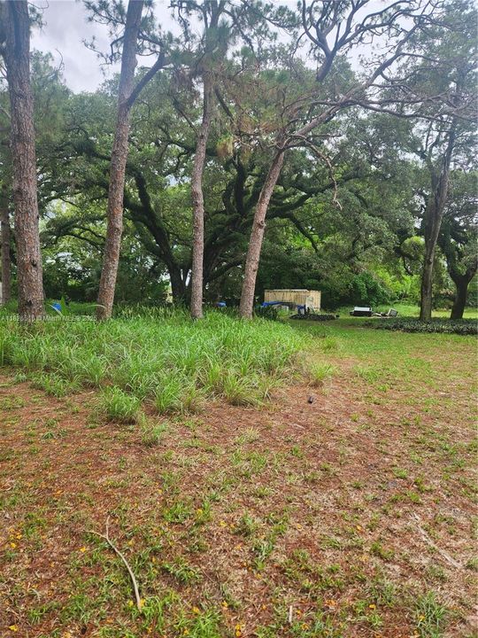 待售: $2,700,000 (4.05 acres)