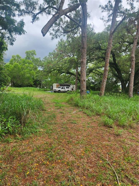 待售: $2,700,000 (4.05 acres)