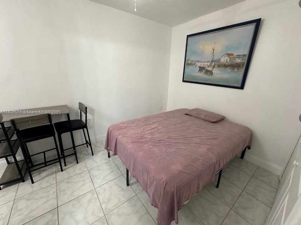 出租: $1,300 (0 贝兹, 1 浴室, 1240 平方英尺)