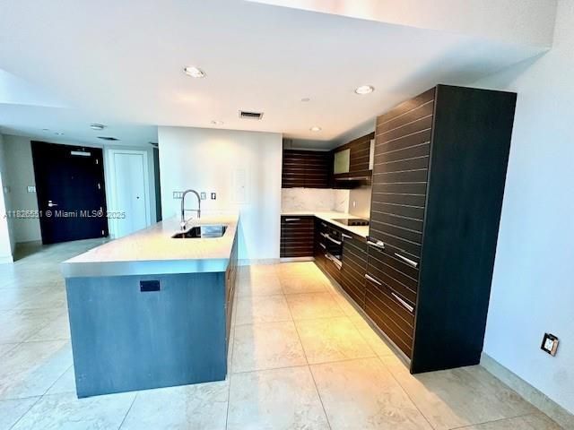 For Sale: $770,000 (1 beds, 1 baths, 938 Square Feet)