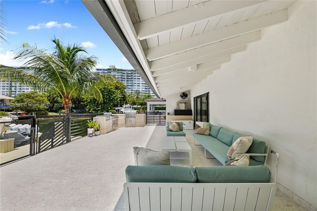 Vendido Recientemente: $2,590,000 (4 camas, 4 baños, 2856 Pies cuadrados)