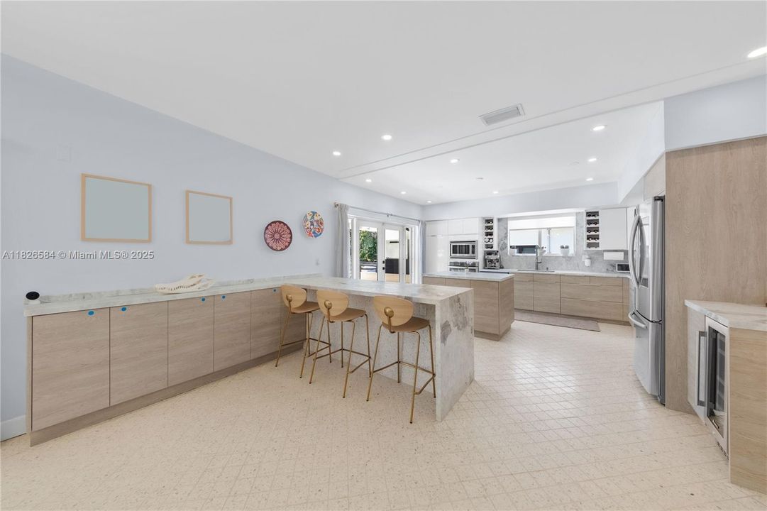 Vendido Recientemente: $2,590,000 (4 camas, 4 baños, 2856 Pies cuadrados)