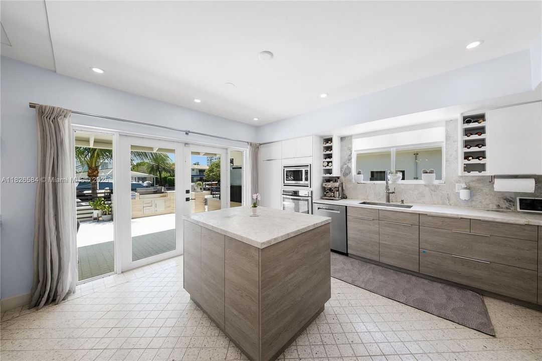 Vendido Recientemente: $2,590,000 (4 camas, 4 baños, 2856 Pies cuadrados)