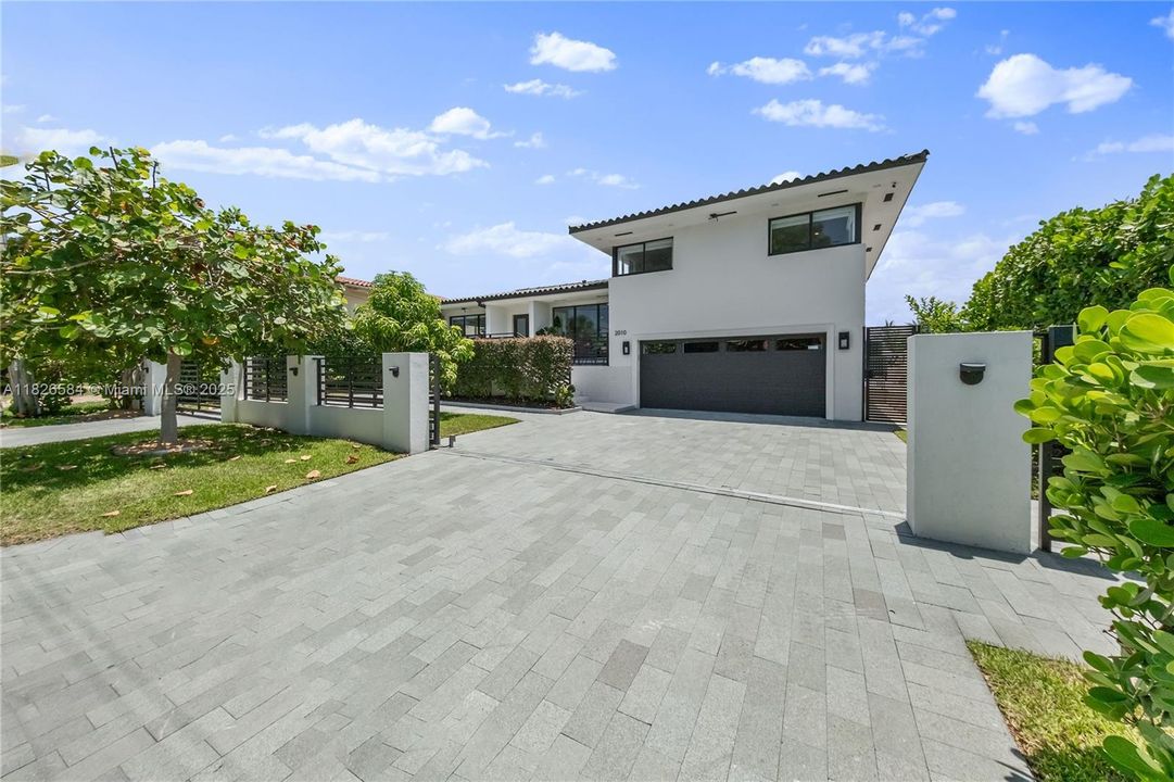 Vendido Recientemente: $2,590,000 (4 camas, 4 baños, 2856 Pies cuadrados)