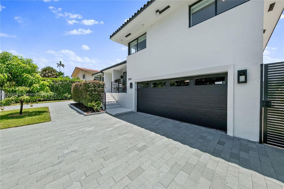 Vendido Recientemente: $2,590,000 (4 camas, 4 baños, 2856 Pies cuadrados)