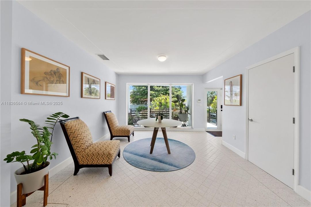 Vendido Recientemente: $2,590,000 (4 camas, 4 baños, 2856 Pies cuadrados)