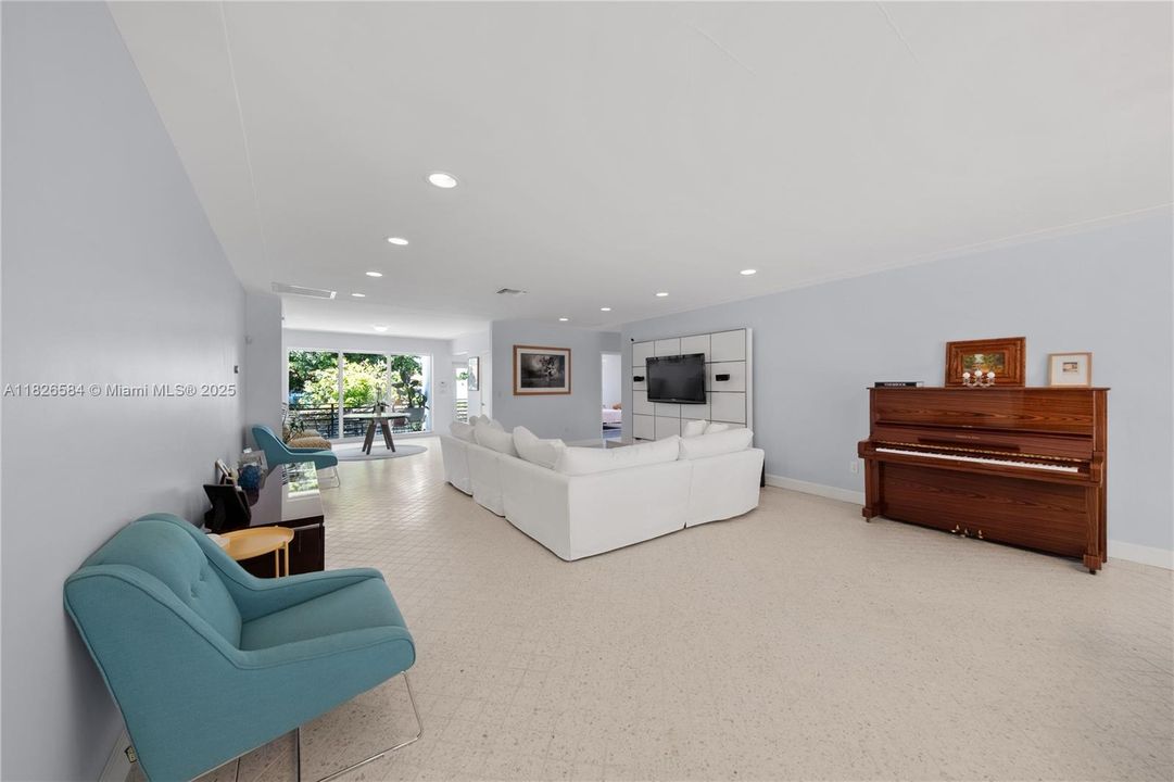 Vendido Recientemente: $2,590,000 (4 camas, 4 baños, 2856 Pies cuadrados)