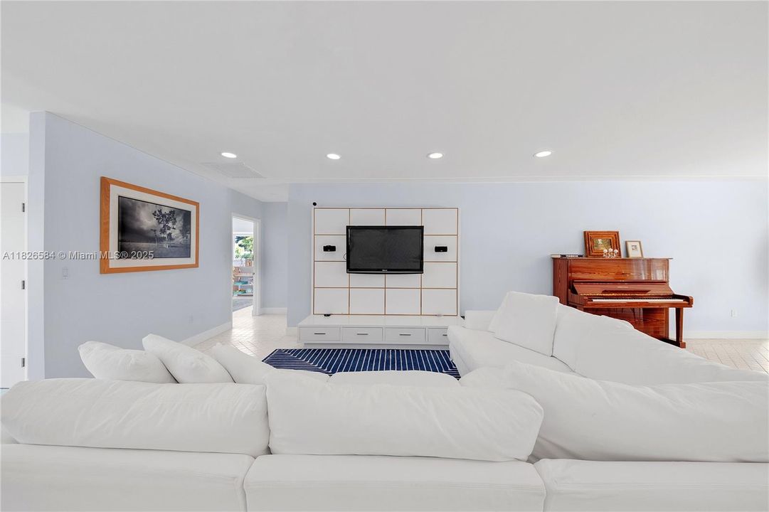 Vendido Recientemente: $2,590,000 (4 camas, 4 baños, 2856 Pies cuadrados)