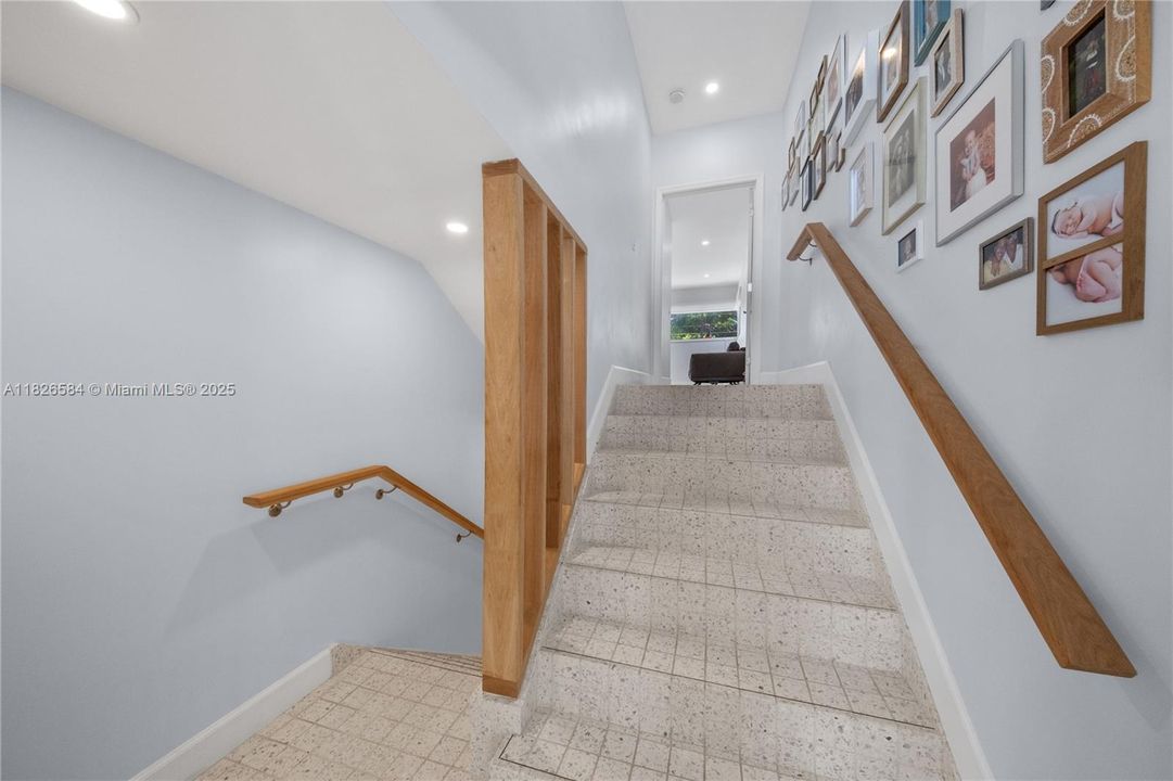 Vendido Recientemente: $2,590,000 (4 camas, 4 baños, 2856 Pies cuadrados)