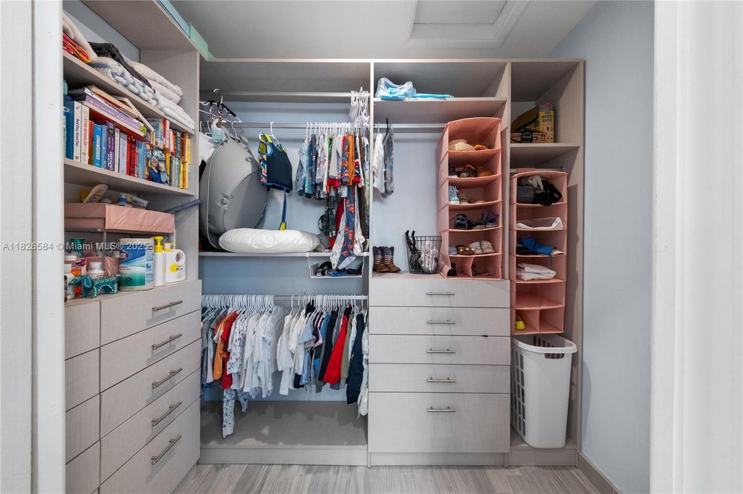 Vendido Recientemente: $2,590,000 (4 camas, 4 baños, 2856 Pies cuadrados)