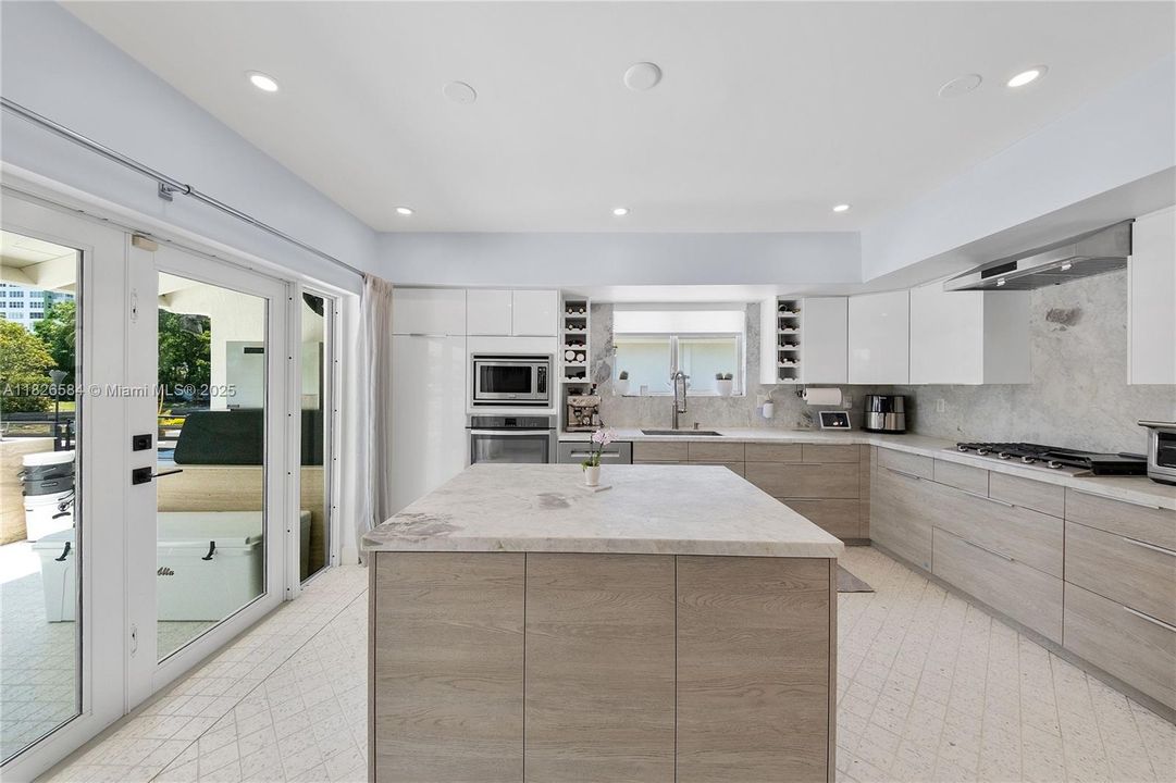 Vendido Recientemente: $2,590,000 (4 camas, 4 baños, 2856 Pies cuadrados)