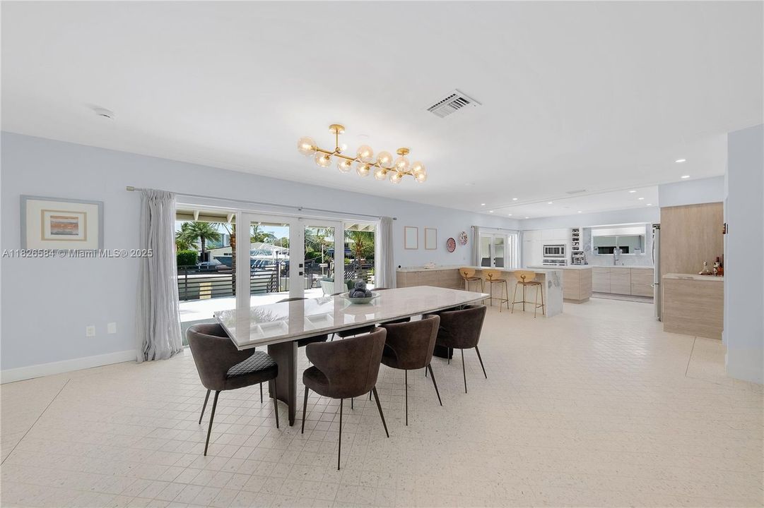 Vendido Recientemente: $2,590,000 (4 camas, 4 baños, 2856 Pies cuadrados)