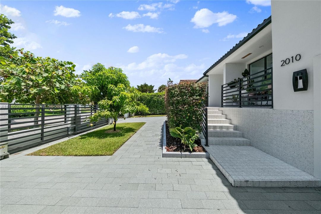 Vendido Recientemente: $2,590,000 (4 camas, 4 baños, 2856 Pies cuadrados)