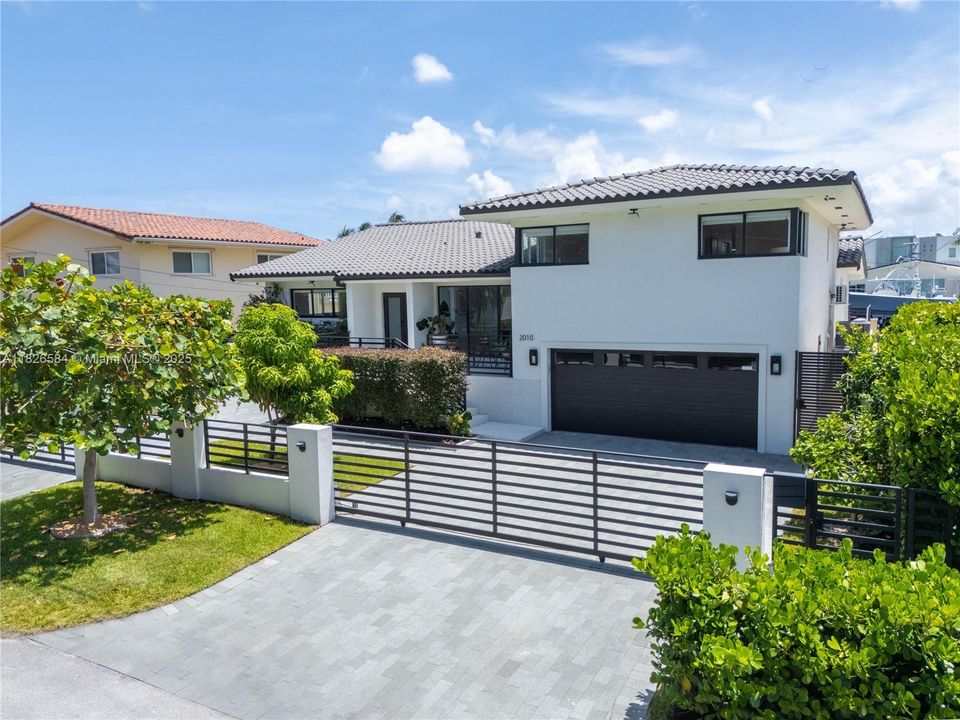 Vendido Recientemente: $2,590,000 (4 camas, 4 baños, 2856 Pies cuadrados)