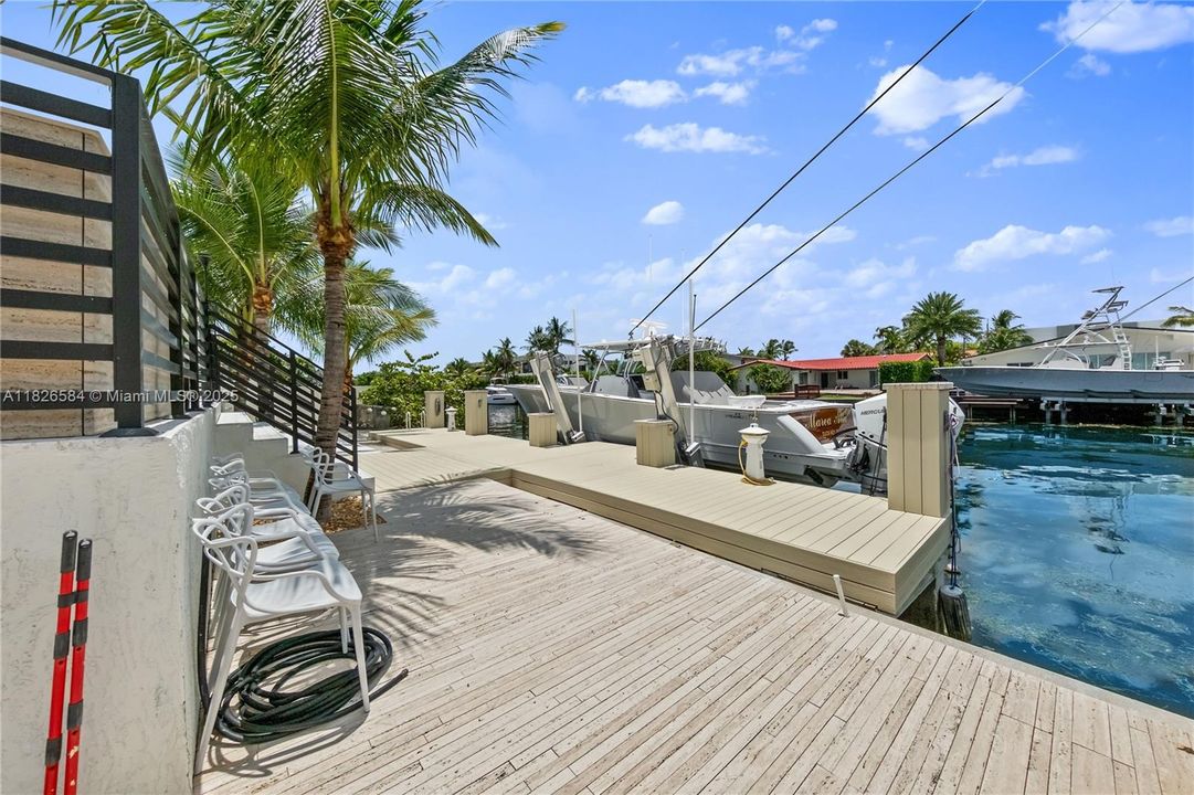 Vendido Recientemente: $2,590,000 (4 camas, 4 baños, 2856 Pies cuadrados)