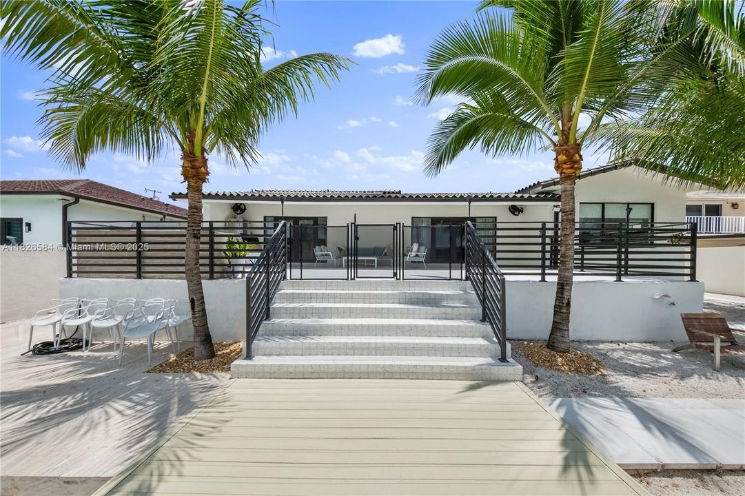 Vendido Recientemente: $2,590,000 (4 camas, 4 baños, 2856 Pies cuadrados)