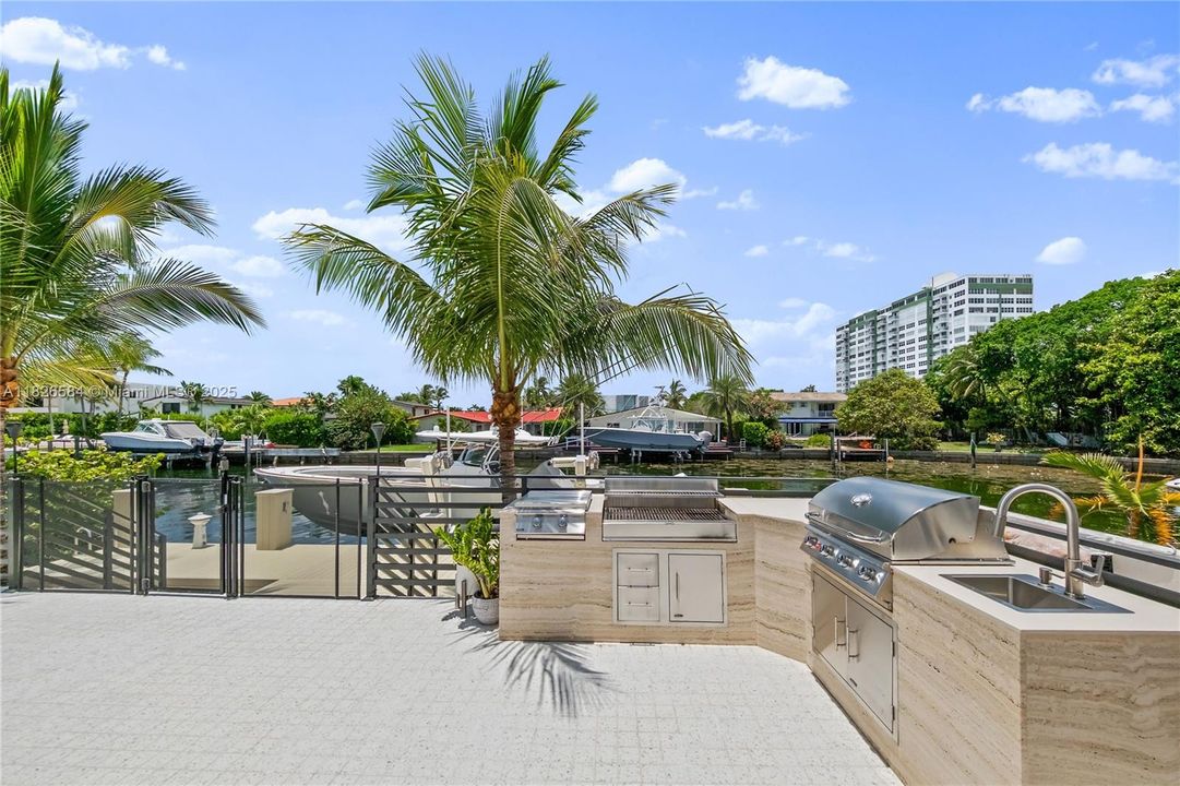 Vendido Recientemente: $2,590,000 (4 camas, 4 baños, 2856 Pies cuadrados)