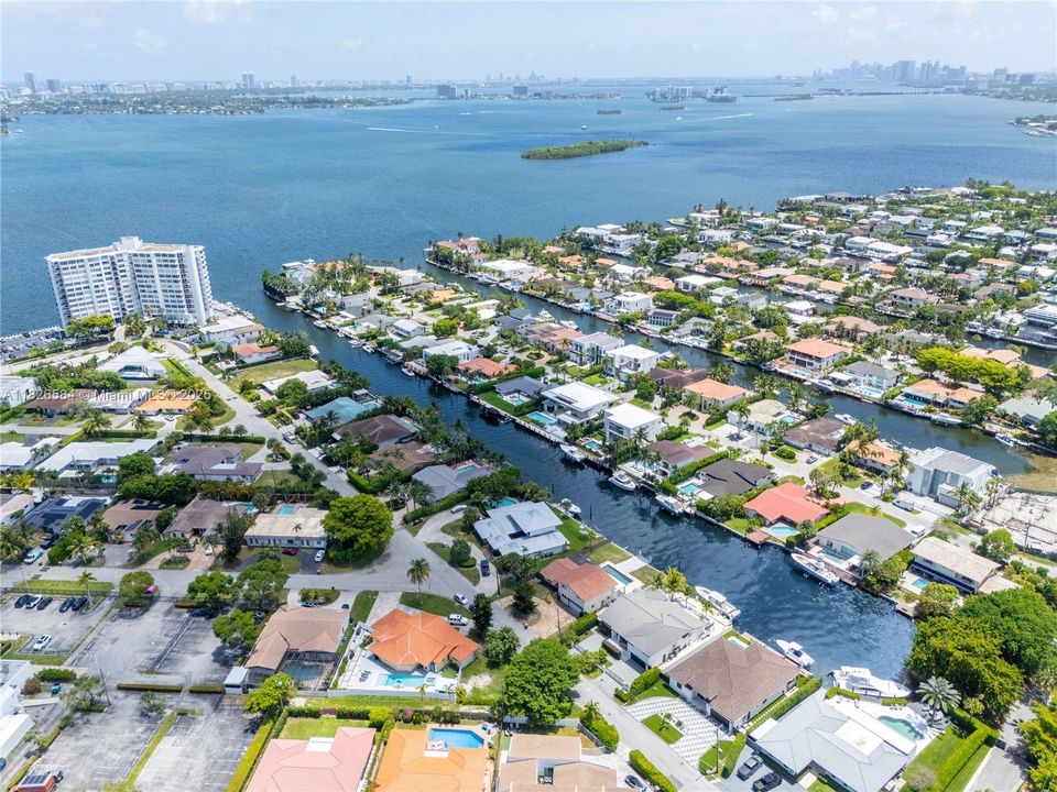 Vendido Recientemente: $2,590,000 (4 camas, 4 baños, 2856 Pies cuadrados)