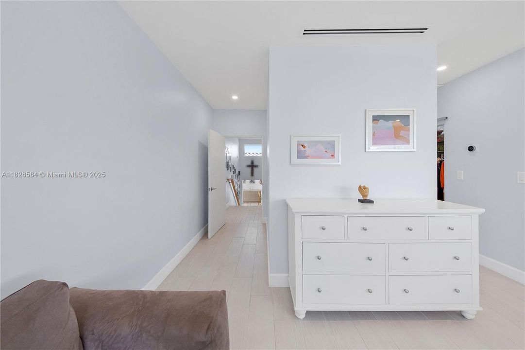 Vendido Recientemente: $2,590,000 (4 camas, 4 baños, 2856 Pies cuadrados)