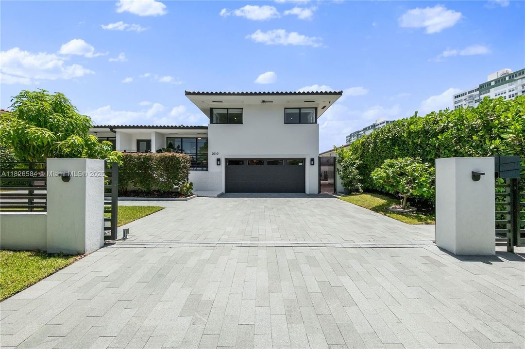 Vendido Recientemente: $2,590,000 (4 camas, 4 baños, 2856 Pies cuadrados)