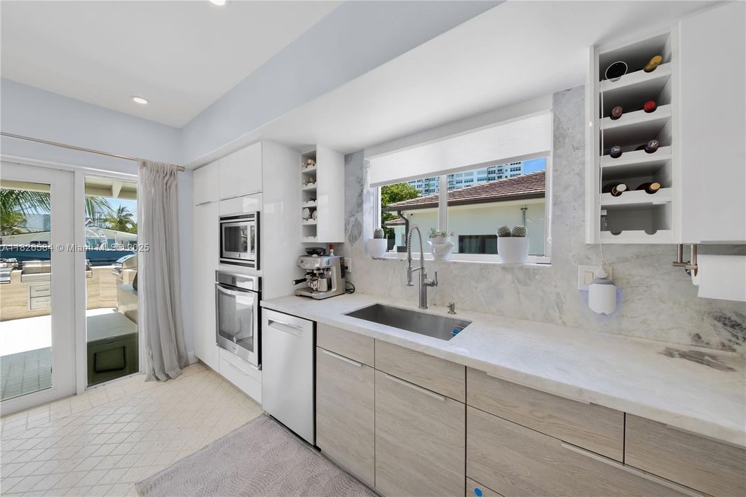 Vendido Recientemente: $2,590,000 (4 camas, 4 baños, 2856 Pies cuadrados)