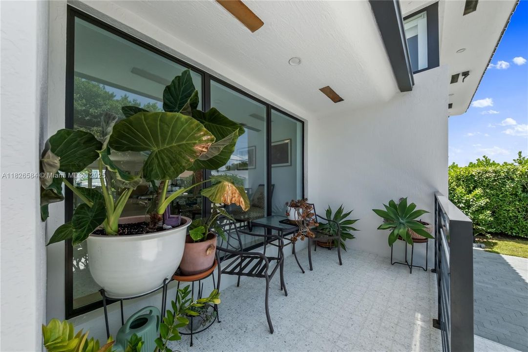 Vendido Recientemente: $2,590,000 (4 camas, 4 baños, 2856 Pies cuadrados)