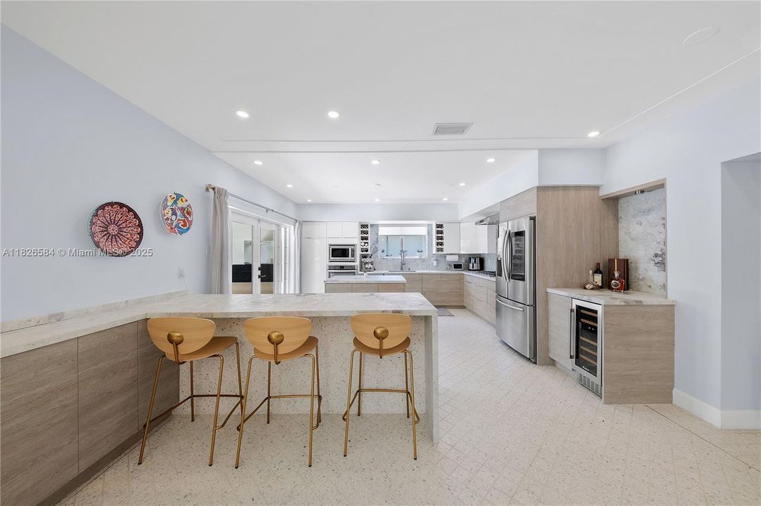 Vendido Recientemente: $2,590,000 (4 camas, 4 baños, 2856 Pies cuadrados)