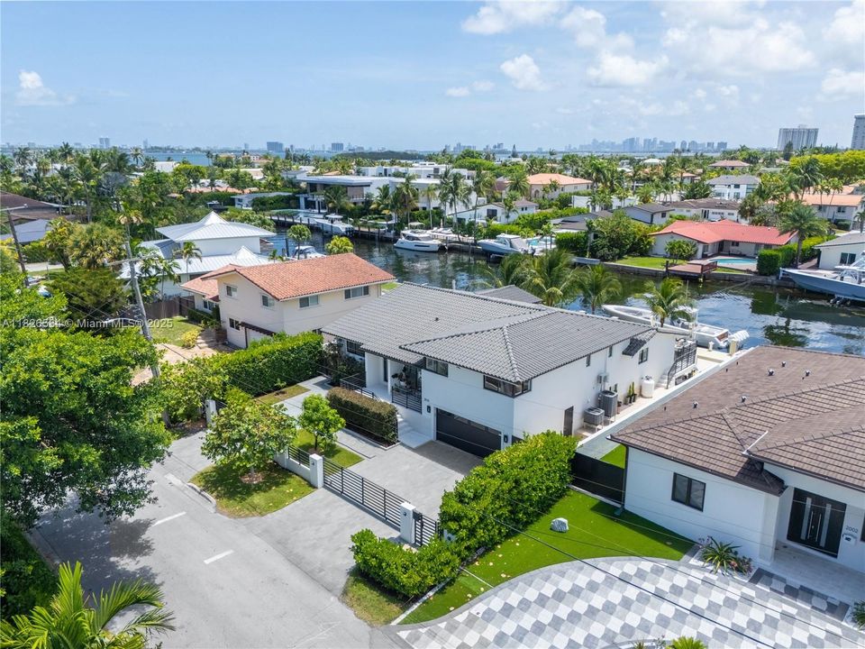 Vendido Recientemente: $2,590,000 (4 camas, 4 baños, 2856 Pies cuadrados)