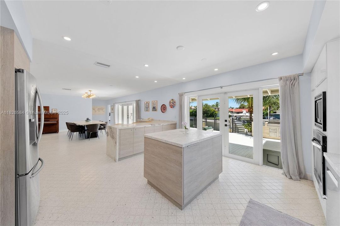 Vendido Recientemente: $2,590,000 (4 camas, 4 baños, 2856 Pies cuadrados)