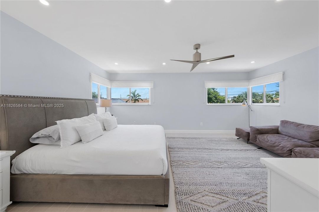 Vendido Recientemente: $2,590,000 (4 camas, 4 baños, 2856 Pies cuadrados)