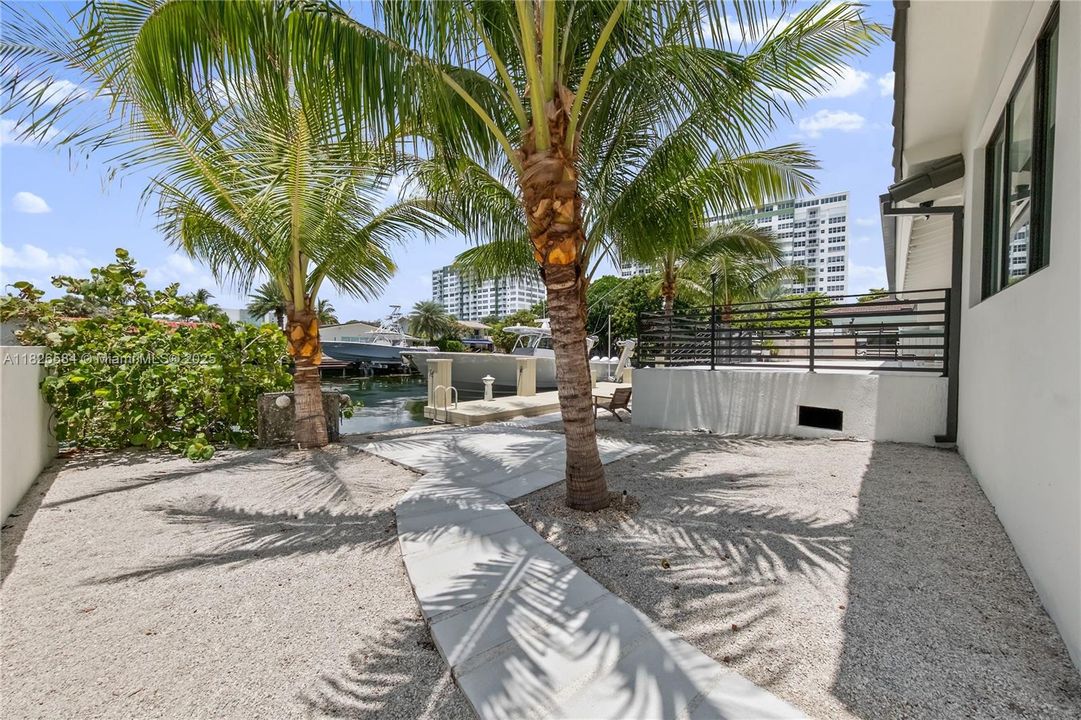 Vendido Recientemente: $2,590,000 (4 camas, 4 baños, 2856 Pies cuadrados)