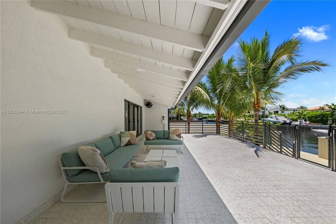 Vendido Recientemente: $2,590,000 (4 camas, 4 baños, 2856 Pies cuadrados)