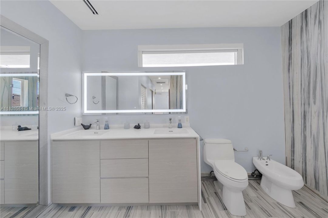 Vendido Recientemente: $2,590,000 (4 camas, 4 baños, 2856 Pies cuadrados)