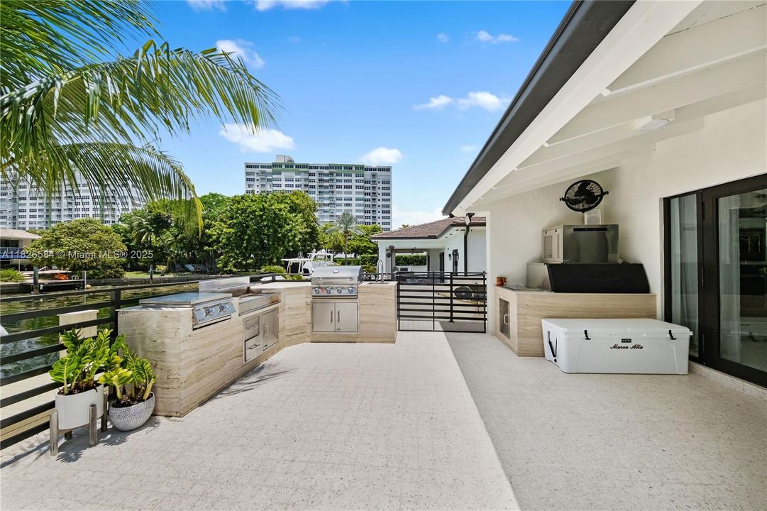 Vendido Recientemente: $2,590,000 (4 camas, 4 baños, 2856 Pies cuadrados)