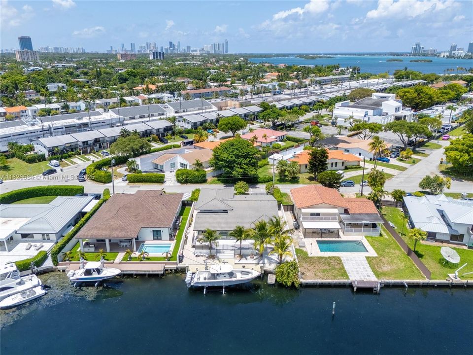 Vendido Recientemente: $2,590,000 (4 camas, 4 baños, 2856 Pies cuadrados)