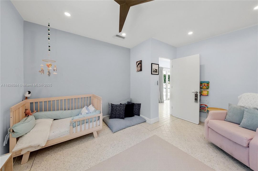 Vendido Recientemente: $2,590,000 (4 camas, 4 baños, 2856 Pies cuadrados)